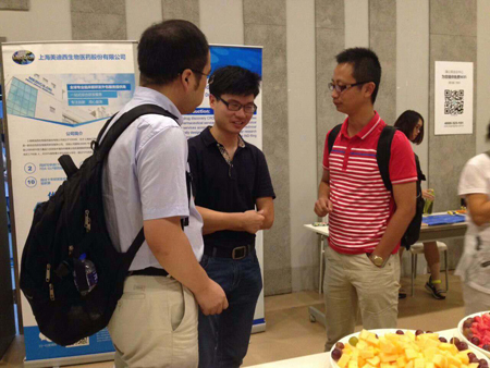 CC网投CMC部分副主任黄冲和参会职员交流