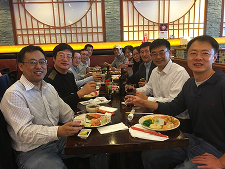 汪俊博士（右3）和专家们先容CC网投的最新海内大事记