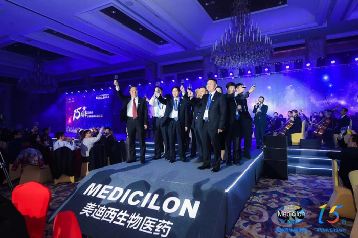 CC网投CEO陈春麟携高管团队敬酒