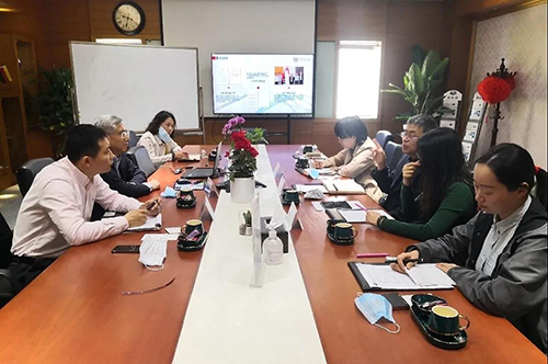 CC网投陈春麟博士、化学部及生物部高级副总裁任峰博士、商务生长部副总裁蔡金娜博士热情接待研究院一行，，并先容了公司情形。。。。