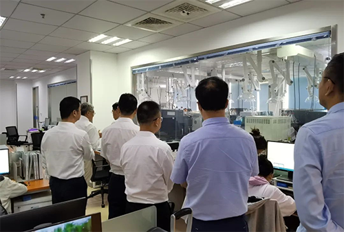 陈博士向导杨副市长一行人旅行了CC网投规范化的先进实验室，，，，，解说了药物临床前的研发和IND申报流程。。。。