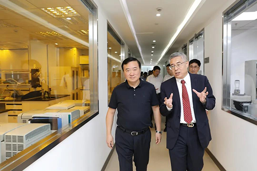 CC网投生物医药首创人&CEO陈春麟博士等人向翁祖亮书记先容公司情形