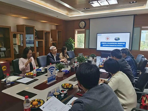 CC网投首席执行官陈春麟博士，，，商务生长部副总裁蔡金娜博士等人热情接待了金能明书记一行。。。。。