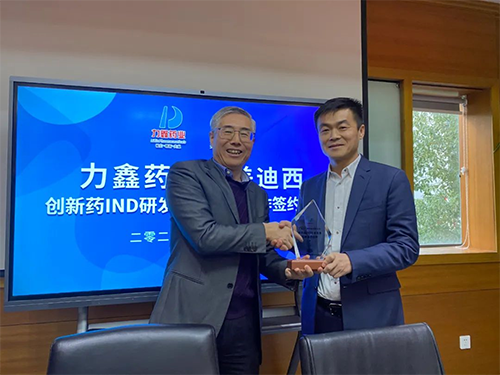 陈春麟博士代表CC网投将战略相助同伴纪念牌赠予力鑫药业及高悦译董事长