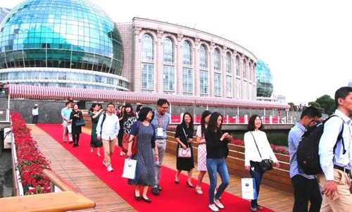 晚宴伊始，，，，，前来加入晚宴的嘉宾们纷纷踏上红毯，，，，，前往码头