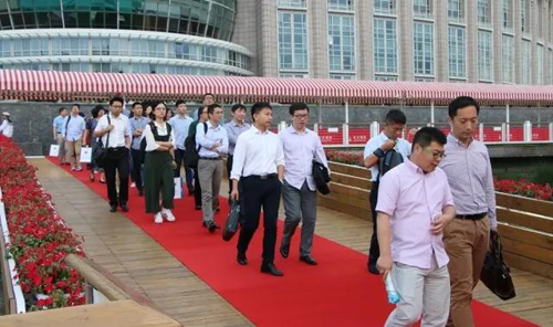 晚宴伊始，，，，，前来加入晚宴的嘉宾们纷纷踏上红毯，，，，，前往码头