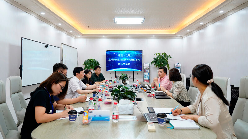 DMPK团队再获客户赞誉，，，，，领泰生物CEO冯焱博士亲临CC网投授奖.jpg